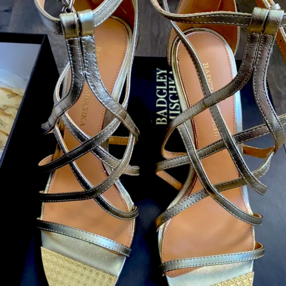 Badgley mischka size 8 wedge heels